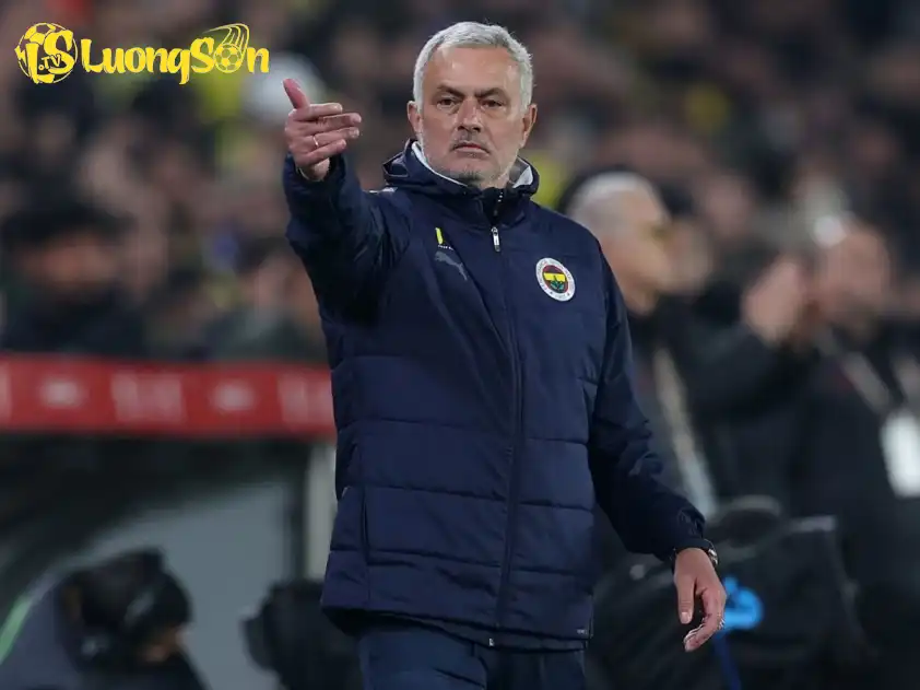 HLV Mourinho rất muốn tận dụng lợi thế sân nhà để giúp Fenerbahce sớm tạo lợi thế trước Benfica (Ảnh: Reuters)