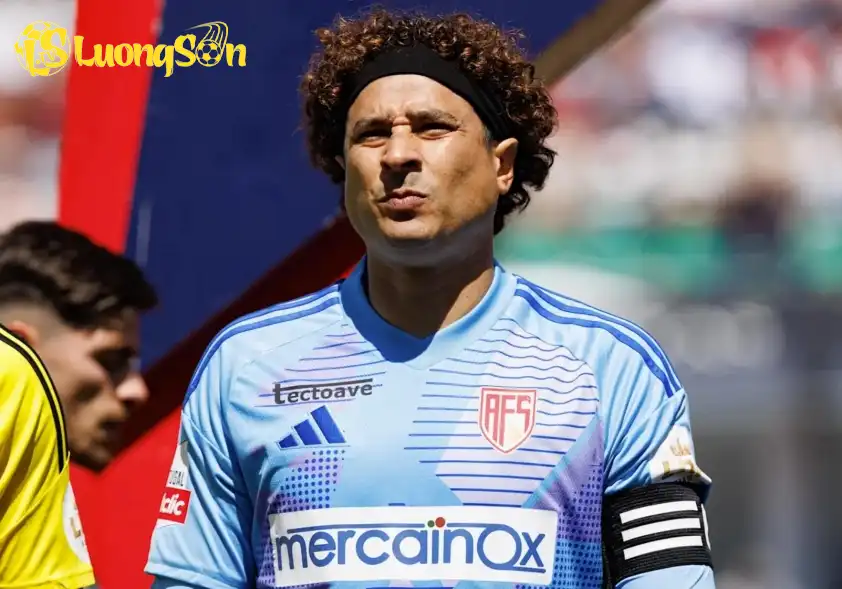 Ochoa đã có thời điểm suýt trở thành cầu thủ của Real Madrid