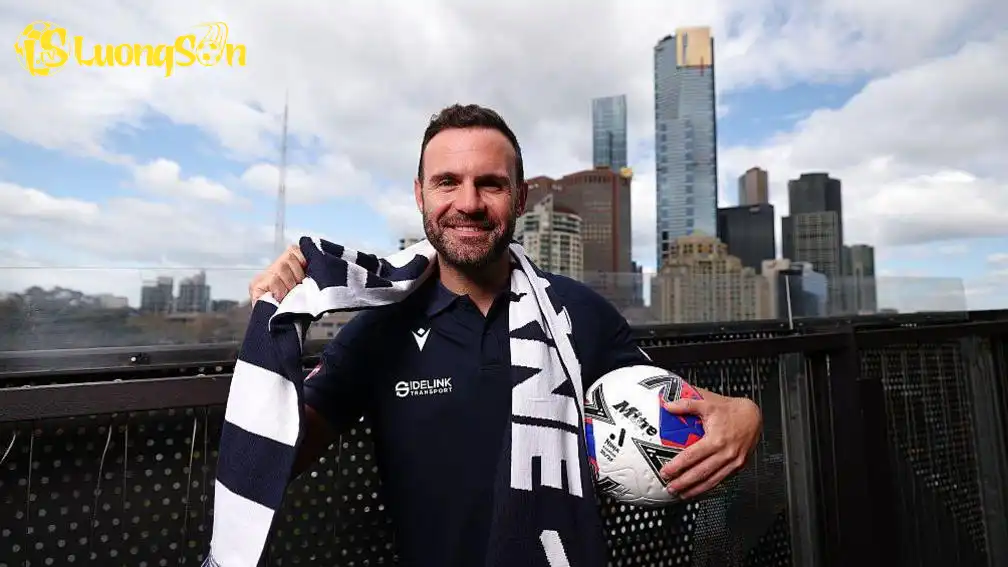 Juan Mata rạng rỡ ra mắt Melbourne Victory (Ảnh: NBC)