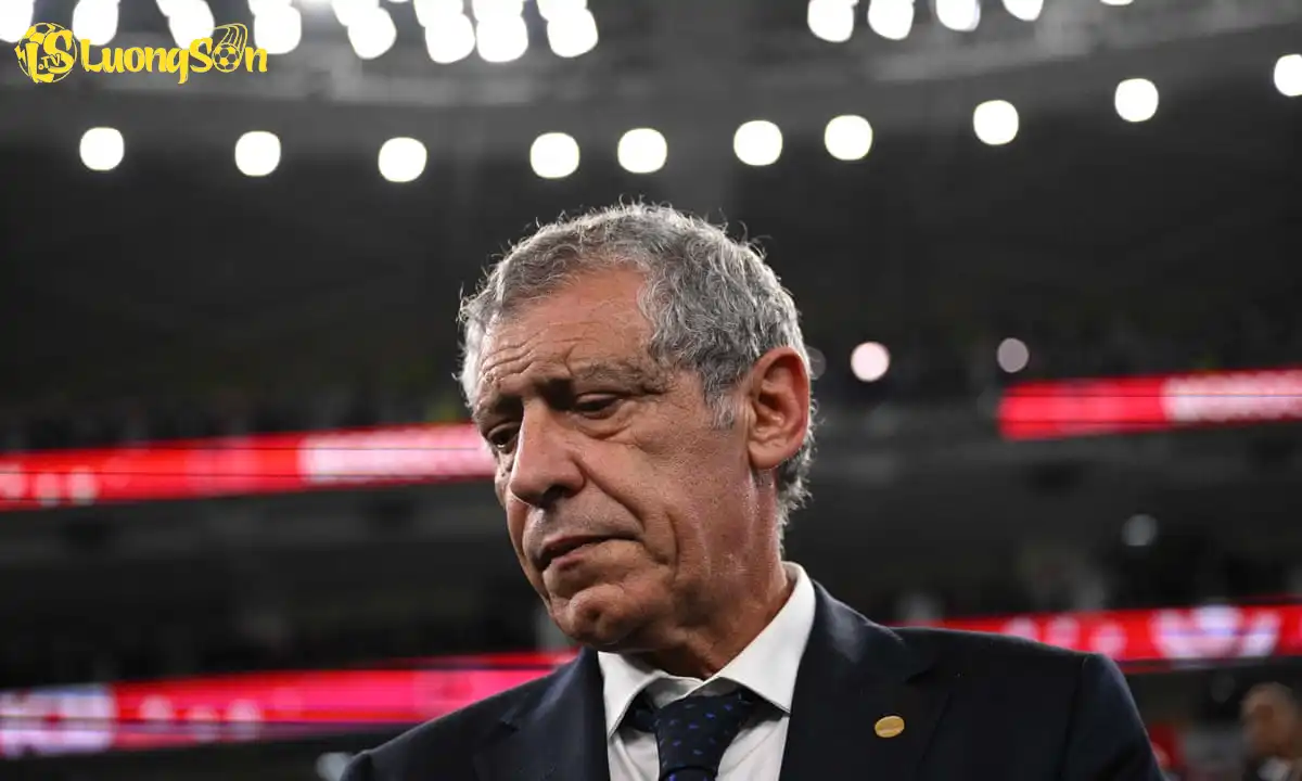 HLV Fernando Santos bị Azerbaijan sa thải không thương tiếc (Ảnh: The Guardian)