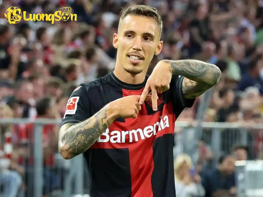 Grimaldo vừa lập cú đúp sút phạt ấn tượng vào lưới Frankfurt (Ảnh: Bundesliga)