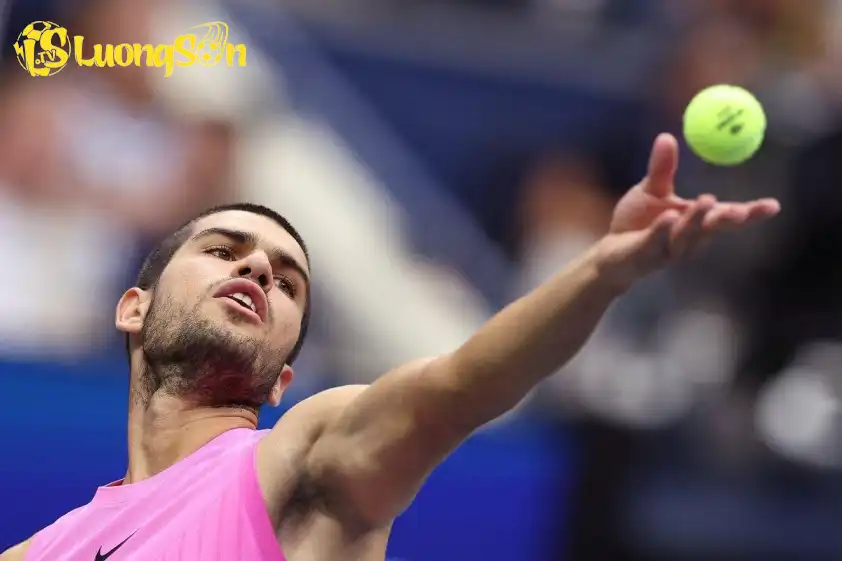 Khả năng giao bóng ổn định giúp Alcaraz chiếm ưu thế trước Sinner trong trận chung kết US Open 2025 Khả năng giao bóng ổn định giúp Alcaraz chiếm ưu thế trước Sinner trong trận chung kết US Open 2025