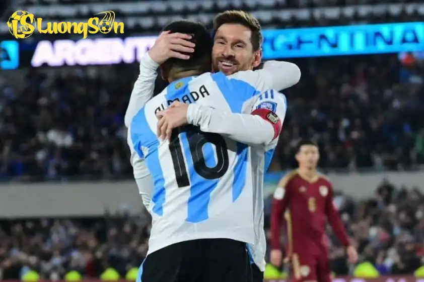 Thiago Almada có cơ hội khoác lên mình chiếc áo số 10 huyền thoại (Ảnh: El Pais)