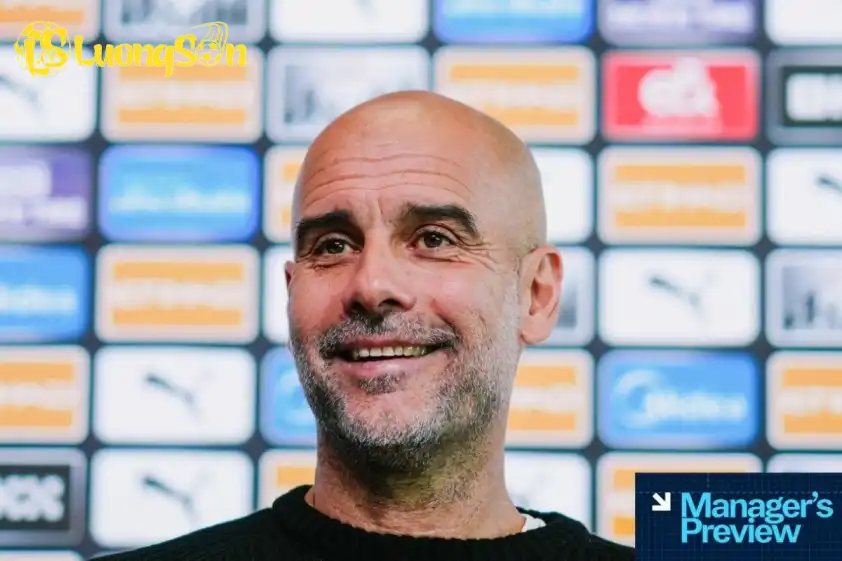 Pep Guardiola trả lời phỏng vấn trước derby Manchester (Ảnh: Trang chủ CLB).