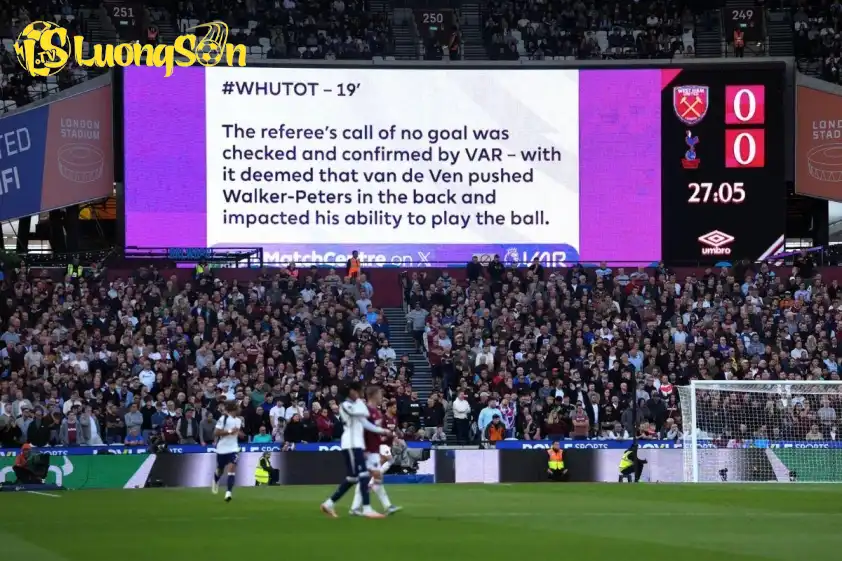 VAR ủng hộ trọng tài Jarred Gillett sau khi ông quyết định từ chối bàn thắng của Tottenham