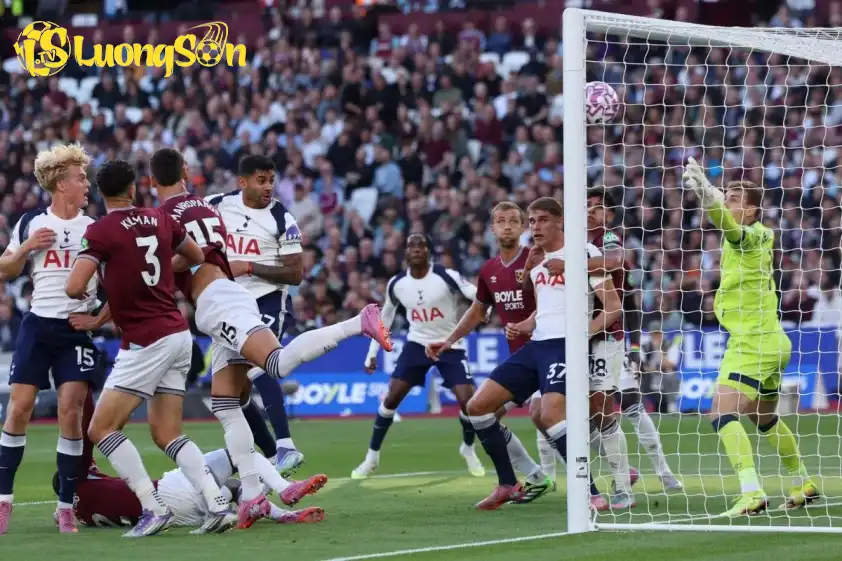 Romero đánh đầu tung lưới West Ham sau một quả phạt góc (Ảnh: The Sun). Romero đánh đầu tung lưới West Ham sau một quả phạt góc
