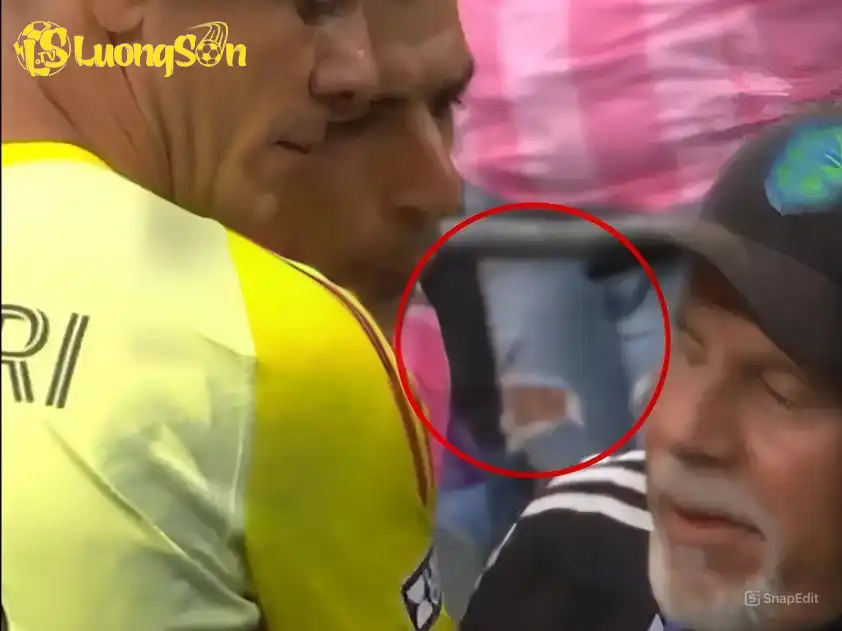 Luis Suarez có hành vi không đẹp khi được cho là nhổ nước bọt vào mặt một thành viên trong ban huấn luyện Seattle Sounders (Ảnh: Nền tảng X)